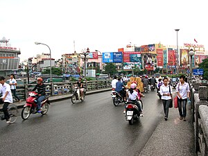 Thành phố Móng Cái nhìn từ một đầu cầu Ka Long