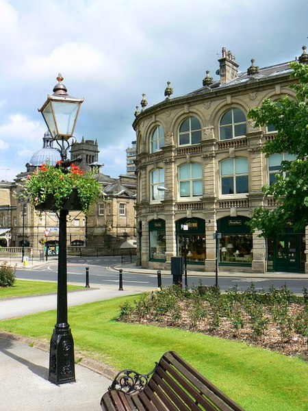 File:Montpellier and Crescent Roads, Harrogate - geograph.org.uk - 849771.jpg