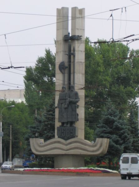 File:Monument to foundation of Volgograd.jpg