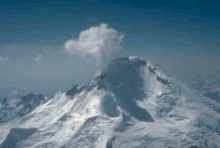 Vue du mont Iliamna avec un panache volcanique.