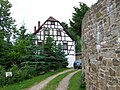 Ehemalige Schule (heute Wohnhaus) sowie Treppenaufgang vor der ehemaligen Schule