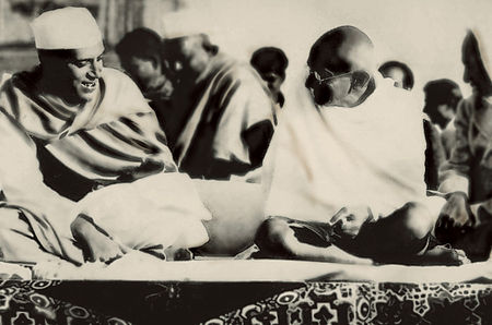 Tập_tin:Nehru_Gandhi_1937_touchup.jpg