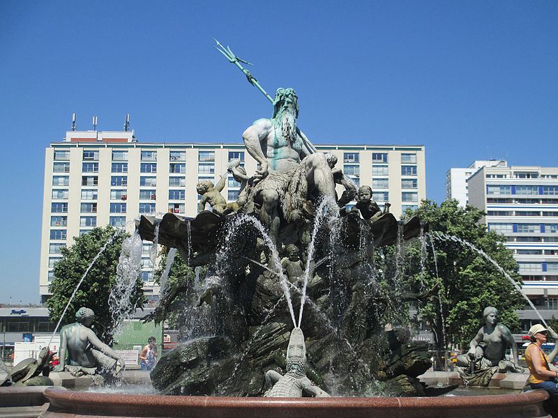 File:Neptunbrunnen (Berlin).jpg