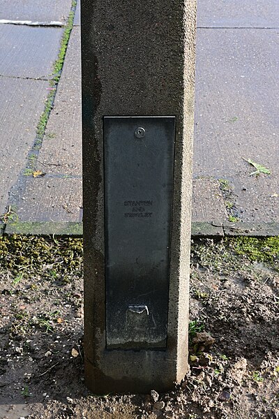 File:Noddle Hill Way Lamp Post Stanton and Staveley Detail.jpg