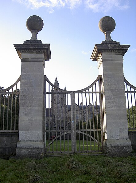 File:North gates to Barrow Court - geograph.org.uk - 5613627.jpg