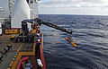 Underwater vehicle Bluefin-21 being deployed from ADV Ocean Shield/Kapal Australia "ADV Ocean Shield" menempatkan kenderaan bawah air "Bluefin-21"/ 海洋之盾号部署使用水下航行器“蓝鳍21”