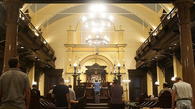 File:Ohel Leah Synagogue interior.jpg