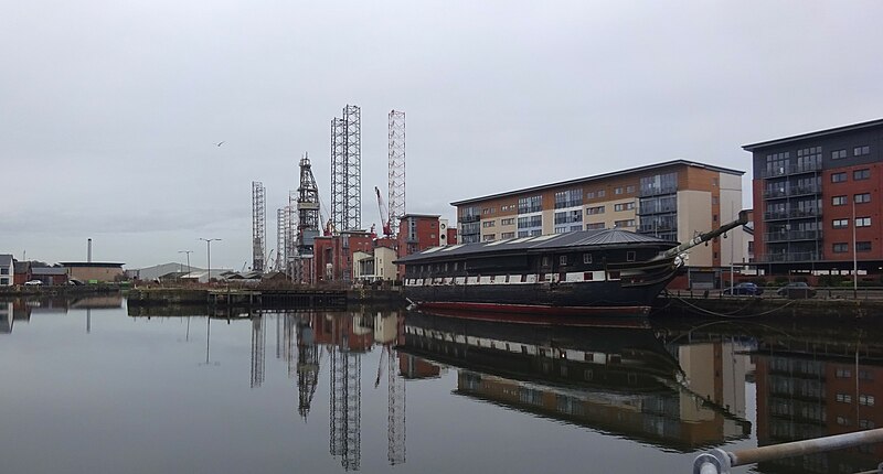 File:Old dock gates at the Victoria Dock and HMS Unicorn, Dundee.jpg