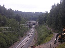 Rata Muuramessa. Taustalla Paasivuoren tunneli.