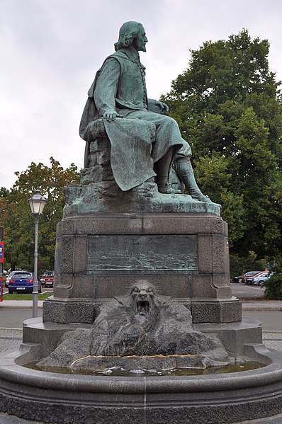 File:Otto-von-Guericke-Denkmal (Magdeburg-Altstadt).Seitenansicht.1.ajb.jpg