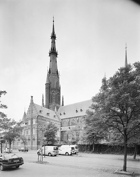 File:Overzicht zuidgevel kerk met kerktoren en pastorie - Leeuwarden - 20345347 - RCE.jpg