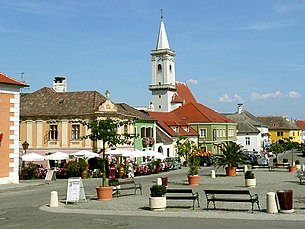 A praça principal, ao fundo a igreja paroquial católica