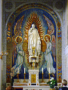 Estatua y altar dedicado a san Vincente de Paul.