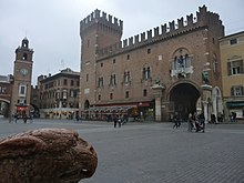 Palazzo Municipale a Ferrara, con il volto del Cavallo.