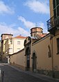 Casa dei Roero di Calosso e di Cortanze, in via Roero angolo via Q.Sella, a destra la cupola della chiesa di San Martino, a sinistra la Torre dei Monteu