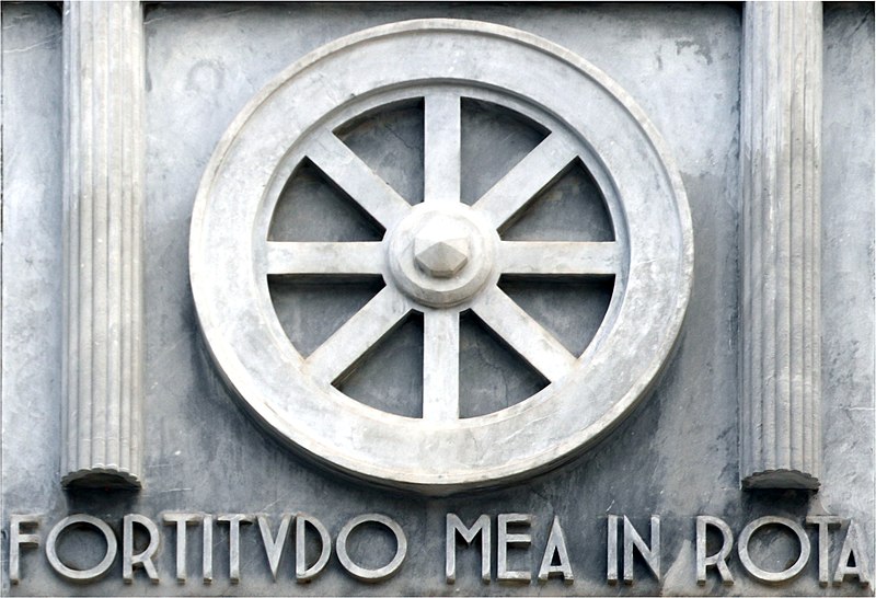 File:Palazzo delle Poste (Carrara), fortitudo mea in rota 01.jpg