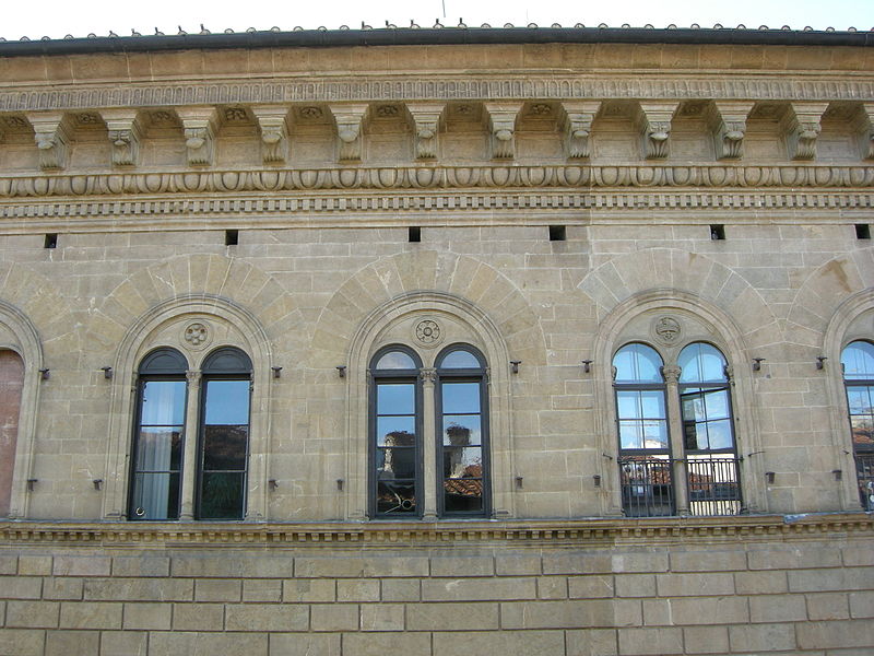 File:Palazzo medici riccardi, cornicione.JPG