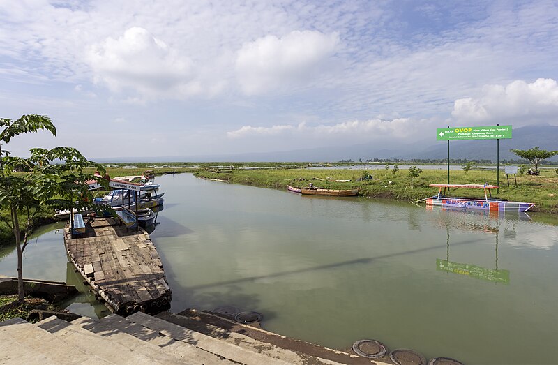 File:Panoramic view of dock at Kampung Rawa, 2014-06-21.jpg