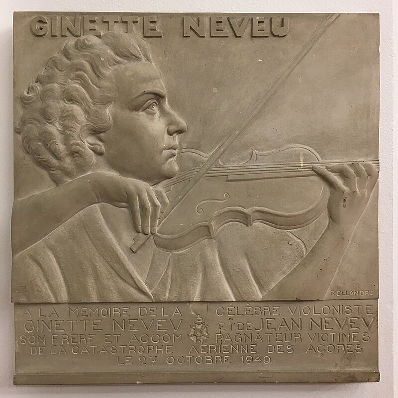 https://upload.wikimedia.org/wikipedia/commons/thumb/c/c5/Paris_salle_Pleyel_plaque_%C3%A0_Ginette_Neveu.jpg/800px-Paris_salle_Pleyel_plaque_%C3%A0_Ginette_Neveu.jpg