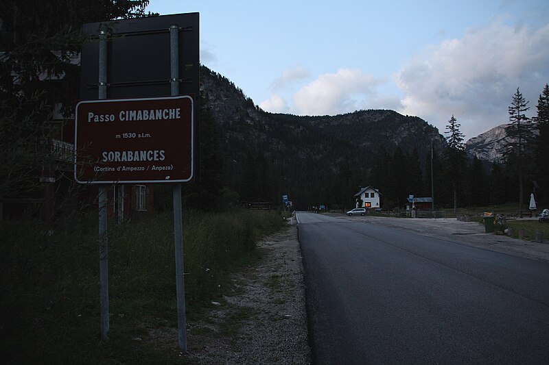 File:Passo cimabanche passhoehe schild.jpg