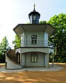 Einzeldenkmale in Sachgesamtheit Schlossberg Planitz: Zwei Steinsäulen mit Sandsteinvasen (am Parkeingang) und Teehaus im Schlosspark