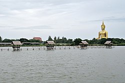 Пхра Будда Маха Навамин Сакаямуни Шри Висетчайчан или более известный как Великий Будда Таиланда, главный образ Будды Ват Муанг, известный местный храм, который считается крупнейшим изображением Будды в Таиланде.