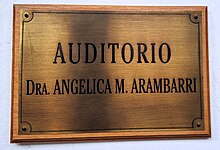 Placa de bronce "Auditorio Dra. Angélica M. Arambarri"