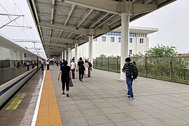 Platform 1 of Pingnannan Railway Station (20190421143952).jpg