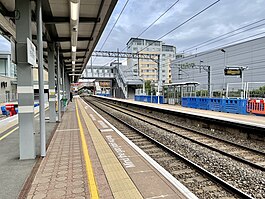 Platforms 3 and 4 at West Ealing 2021.jpg