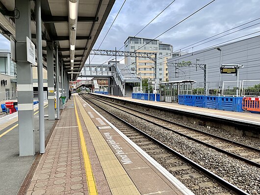 Platforms 3 and 4 at West Ealing 2021.jpg