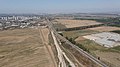 מסילת הרכבת לכיוון יבנה מזרח. מתפצלת ל-2 מסילות לכיוון אשדוד ואחת לכיוון נמל אשדוד