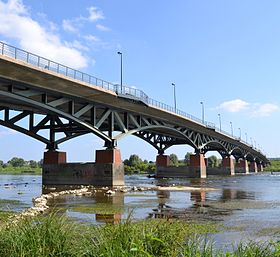 Le pont François-Mitterrand vu depuis la rive droite de la Loire