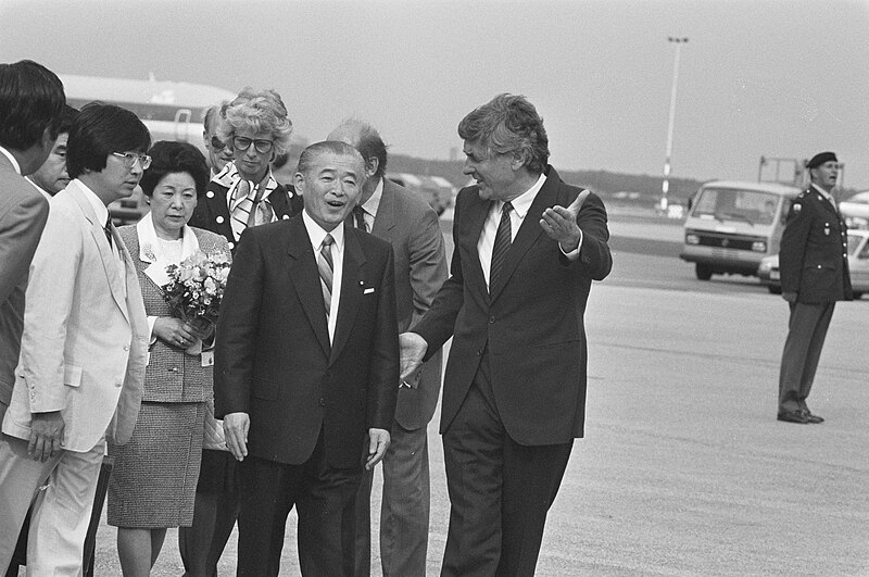 File:Premier Lubbers verwelkomt Japanse premier Takeshita o p Schiphol, Bestanddeelnr 934-2600.jpg