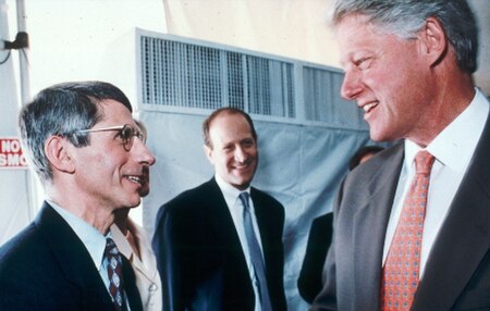 Tập_tin:President_Clinton_meets_with_Dr._Anthony_Fauci_(14358494424).jpg