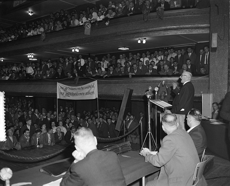 File:Protestvergadering in het gebouw van Kunsten en Wetenschappen in Den Haag door s, Bestanddeelnr 909-5280.jpg