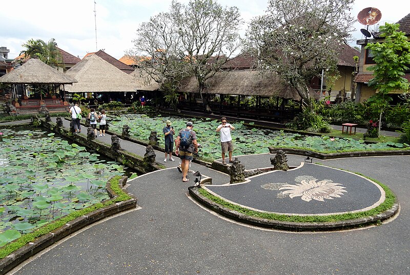File:Pura Taman Saraswati, Ubud (15010600007).jpg