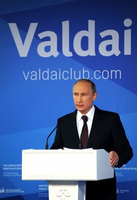 Влади́мир Пу́тин произнося речь в галерее Валдайского клуба в октябре 2014 года.