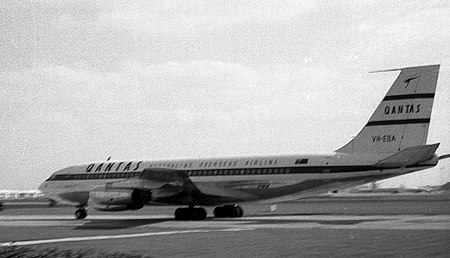 Qantas Boeing 707 Heathrow 1961.jpg