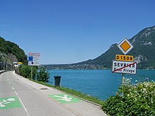 Vue de la RD 1508 et de la piste cyclable le long du lac d'Annecy à la sortie de Sevrier et à l'entrée d'Annecy.