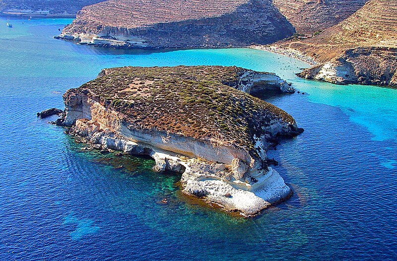 File:Rabbit islet (Isola dei Conigli) - Lampedusa - 3.jpg