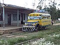 Ein Dreiachsiger bolivianischer Einrichtung-Schienenbus, umgebaut aus einem herkömmlichen Omnibus wie er heute in Südamerika verbreitet ist und als Ferrobús bezeichnet wird