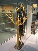 Unul dintre Berbecii dintr-un tufiș; 2600–2400 î.Hr.; aur, cupru, scoici, lapis lazul și calcar; înălțime: 45,7 cm; British Museum (Londra)
