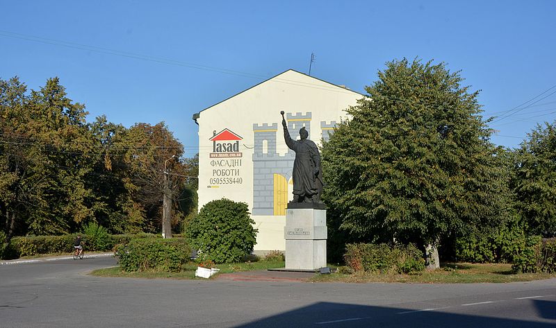 File:Rava-Ruska Lvivska nd Vokzalna Str. Intersection Monument of B.Khmelnytskiy 01 (YDS 8643).jpg