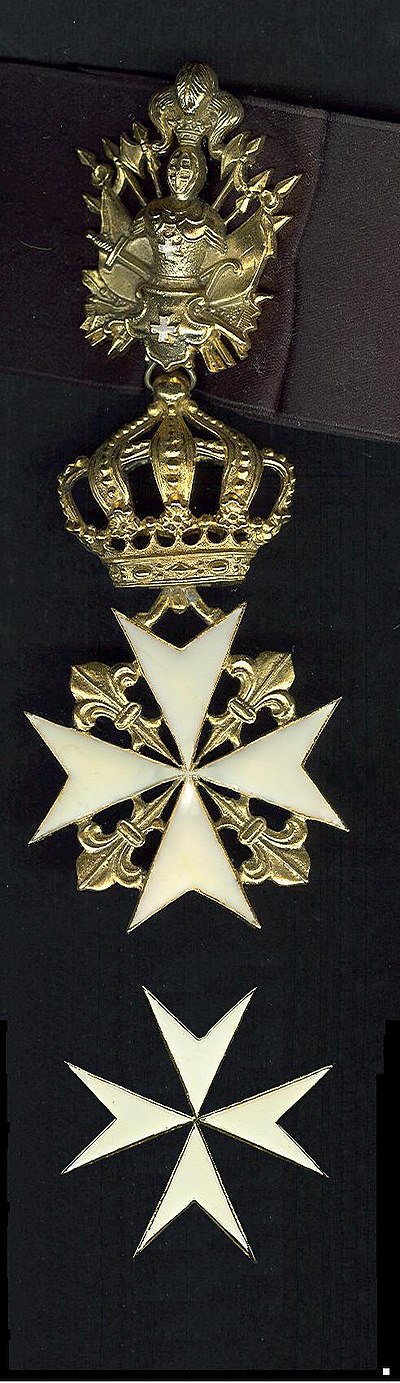 Het kruis van een Rechtsridder in de Orde van Malta met daarboven een gouden trofee. (Particuliere verzameling Groningen)