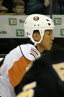 Fotografie a lui Park purtând tricoul alb din New York Islanders