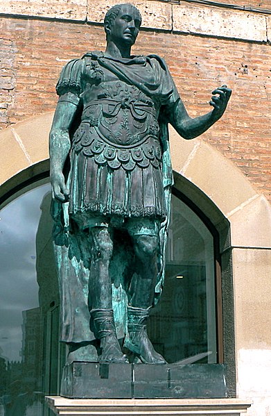 File:Rimini statua di Giulio Cesare.jpg