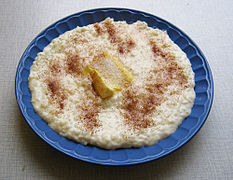 Den typiske ris- og melkegrøten servert med sukker og kanelsmør, som tilbys i fjøs