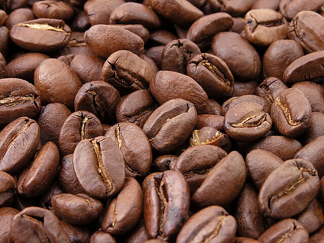 https://upload.wikimedia.org/wikipedia/commons/thumb/c/c5/Roasted_coffee_beans.jpg/640px-Roasted_coffee_beans.jpg