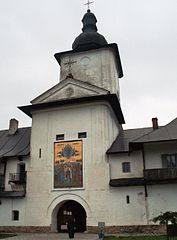 De ingang van het klooster