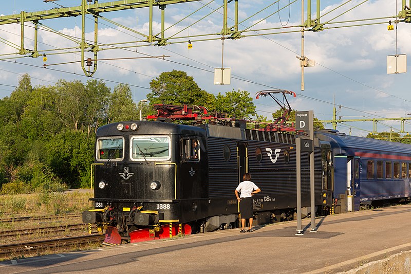 File:SJ Rc5 1388 with an Intercity train at Sala Station, Photo 1.jpg